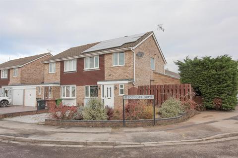 3 bedroom semi-detached house to rent, Medlicott Drive, Abingdon