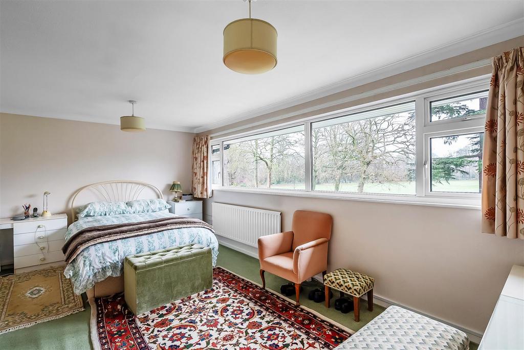 7-Holmwood-Close-4.jpg
