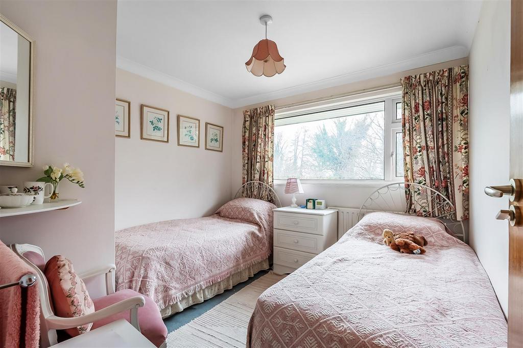 7-Holmwood-Close-1.jpg