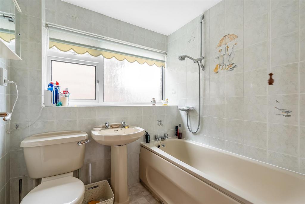 7-Holmwood-Close-2.jpg