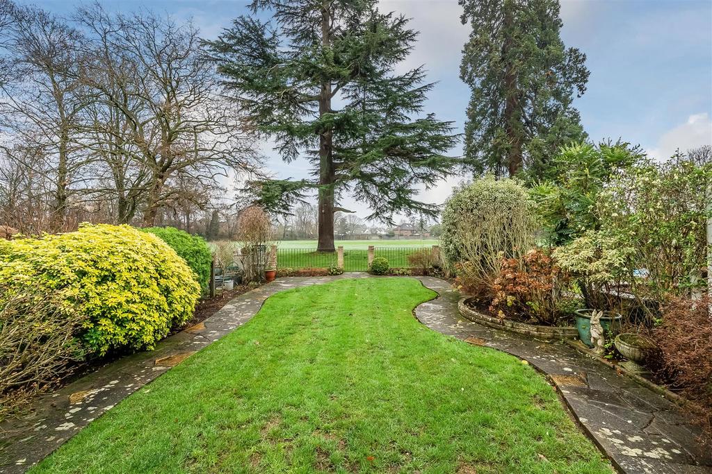 7-Holmwood-Close-19.jpg