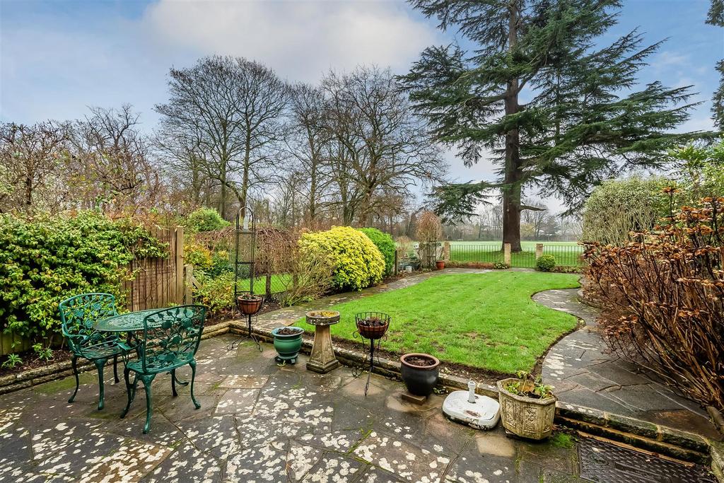 7-Holmwood-Close-18.jpg