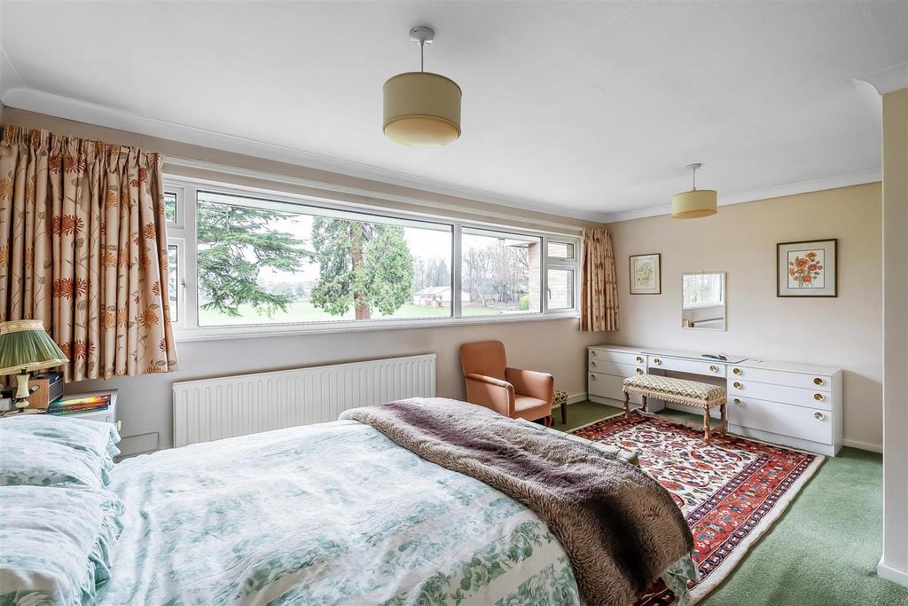 7-Holmwood-Close-3.jpg