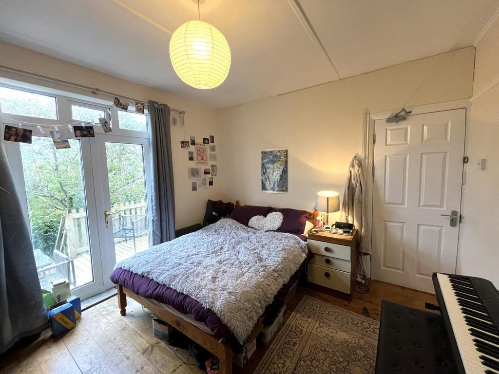 Bedroom 1 (2)