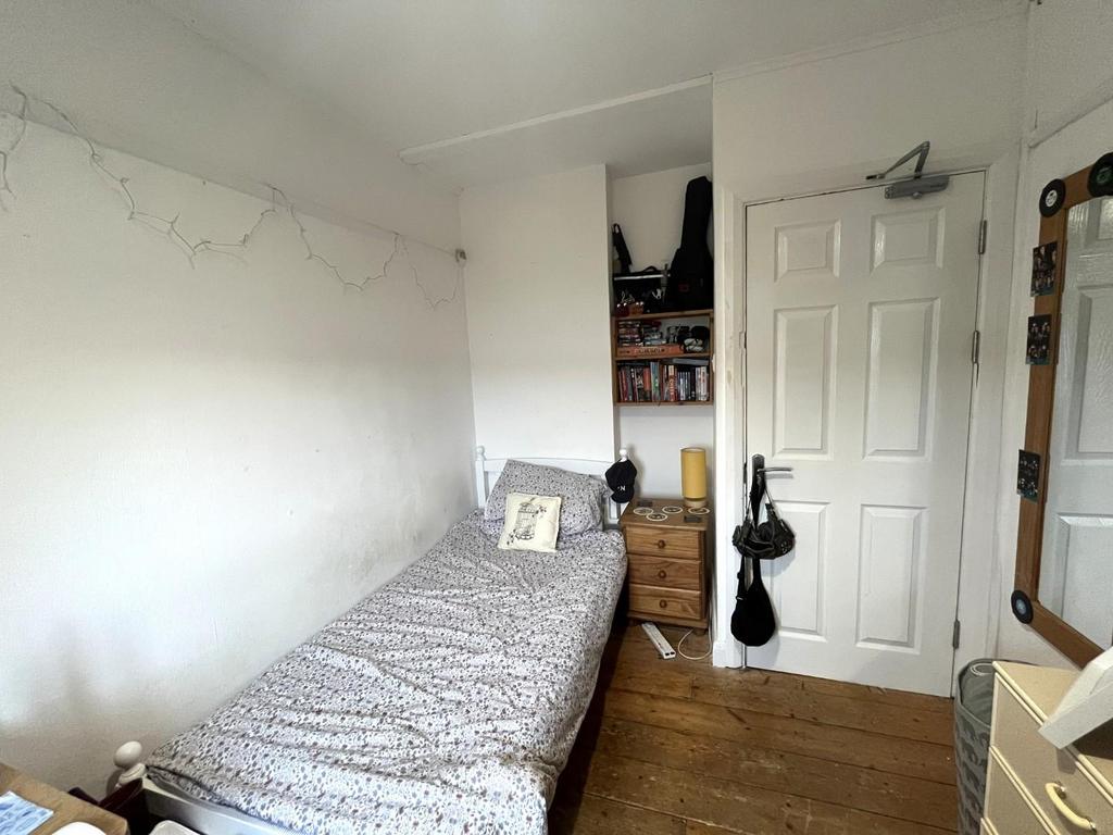Bedroom 5 (2)