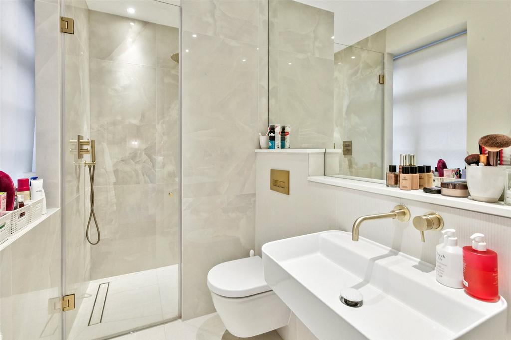 Principal Bathroom