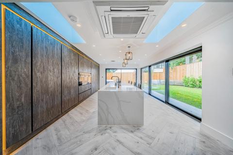 4 bedroom detached house to rent, Chatsworth Road, Worsley