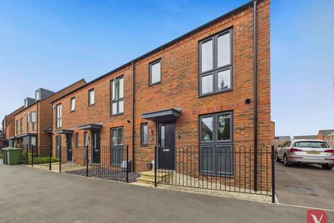 3 bedroom end of terrace house to rent, Silver Birch Avenue, Dunstable LU5