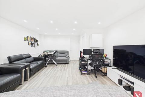 3 bedroom end of terrace house to rent, Silver Birch Avenue, Dunstable LU5
