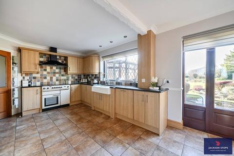 4 bedroom detached house for sale, Sharpenhoe Road, Streatley, Bedfordshire, LU3