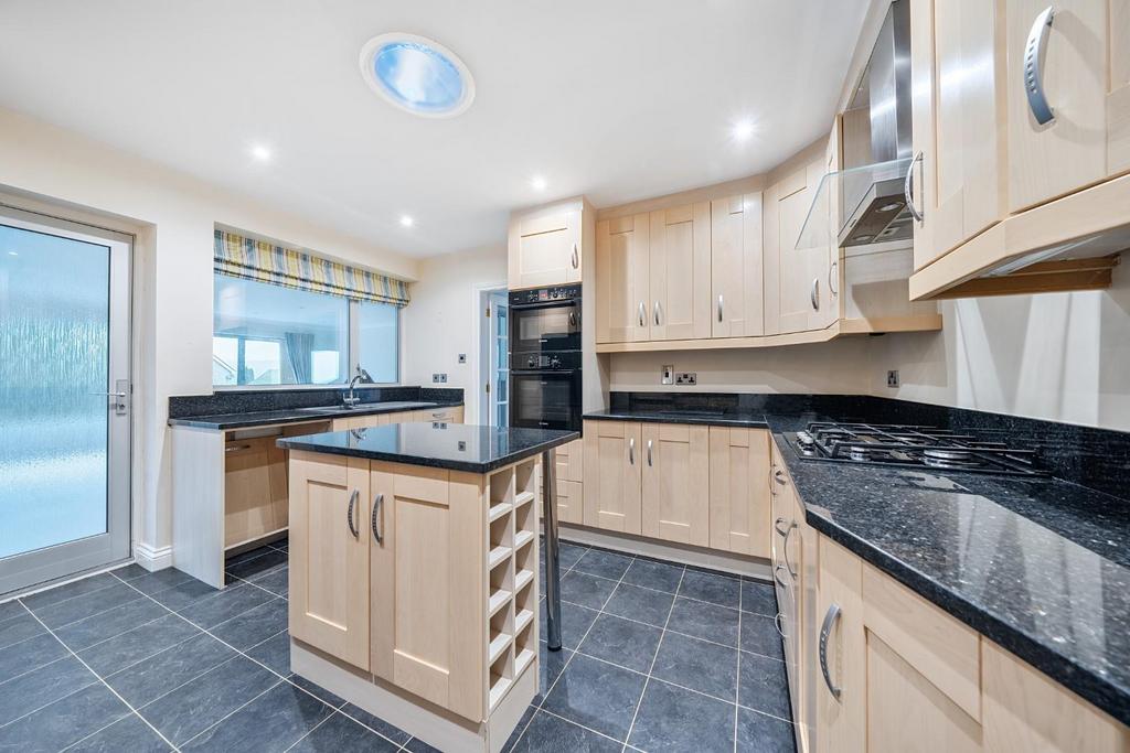 Kitchen 2.jpg