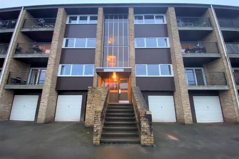2 bedroom flat to rent, Queens Court, Perth