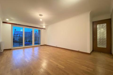 2 bedroom flat to rent, Queens Court, Perth
