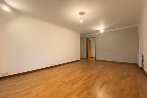 2 bedroom flat to rent, Queens Court, Perth