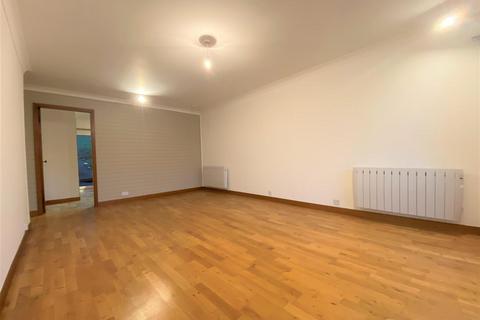 2 bedroom flat to rent, Queens Court, Perth