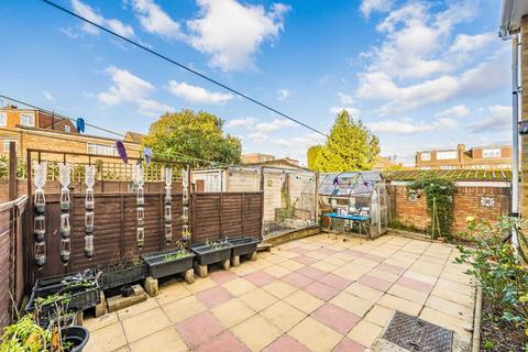 2 bedroom maisonette for sale, Heath Grove, Sunbury-On-Thames TW16