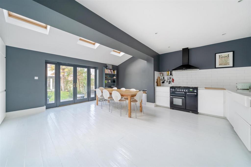 Kitchen & Dining