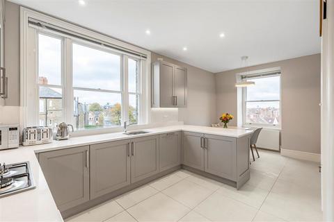 3 bedroom flat for sale, Castelnau Mansions, London SW13