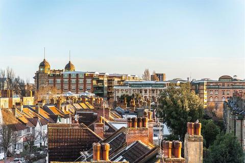 3 bedroom flat for sale, Castelnau Mansions, London SW13