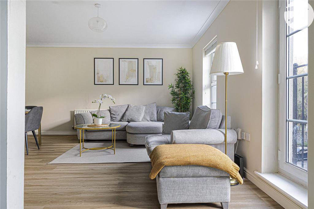 Lounge/Dining