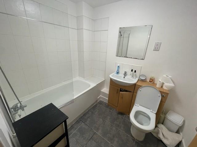 18 Bathroom.jpg