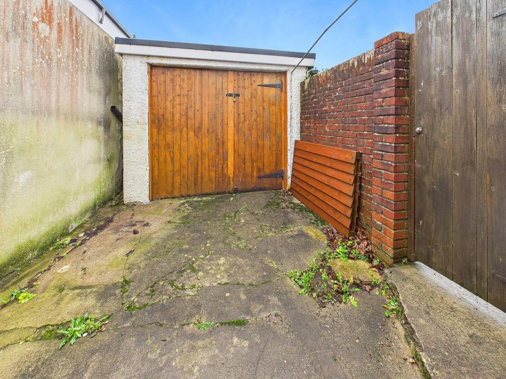 Garage & Driveway