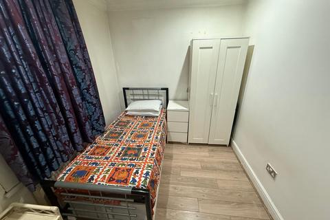 1 bedroom in a flat share to rent, Colchester Road, London E10