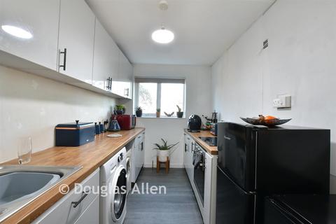 2 bedroom flat for sale, Chaplaincy Gardens, Hornchurch, Essex