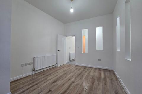 3 bedroom flat to rent, Mitcham Lane, London SW16