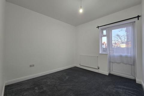 3 bedroom flat to rent, Mitcham Lane, London SW16