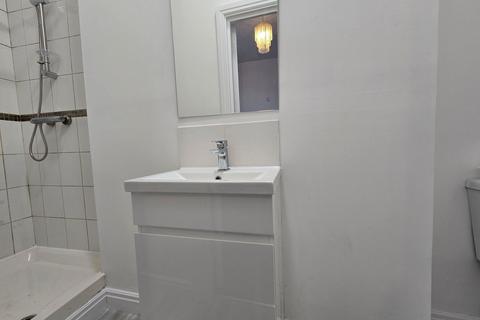 3 bedroom flat to rent, Mitcham Lane, London SW16