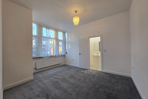 3 bedroom flat to rent, Mitcham Lane, London SW16