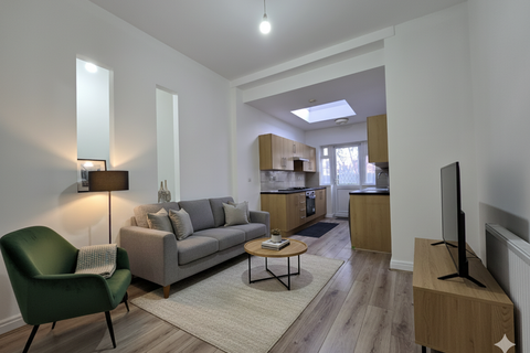 3 bedroom flat to rent, Mitcham Lane, London SW16