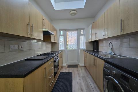 3 bedroom flat to rent, Mitcham Lane, London SW16
