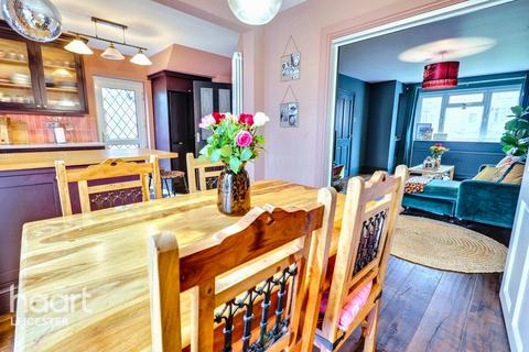 3 bedroom semi-detached house for sale, Barngate Close, Leicester