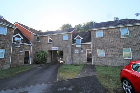 Studio to rent, Alfred Close, Calmore