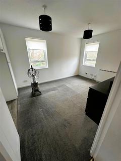 Studio to rent, Alfred Close, Calmore