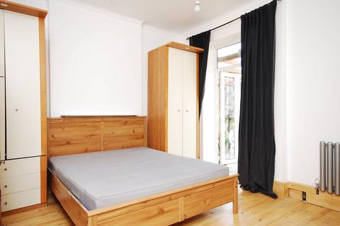 3 bedroom flat to rent, Fulham Palace Road, Fulham, London, SW6