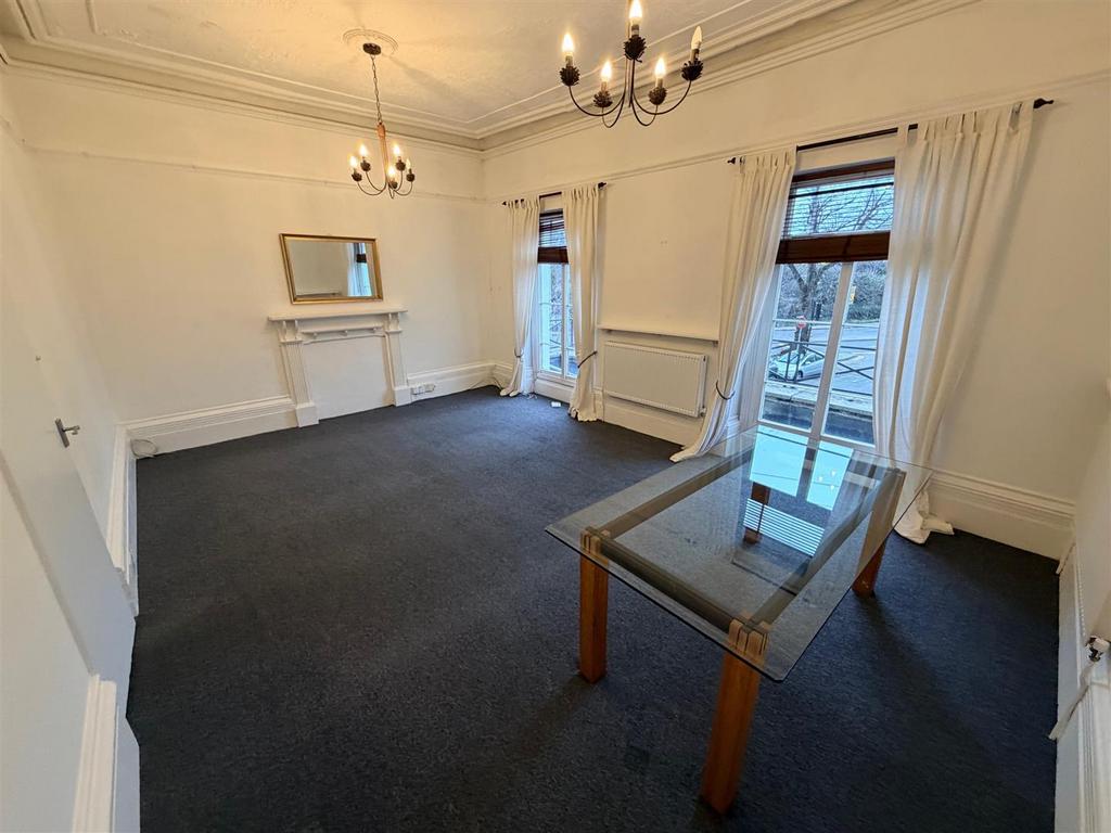 Lounge 1.jpg