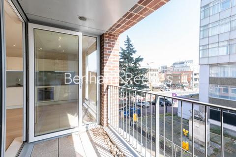 Studio to rent, King Street, Hammersmith W6