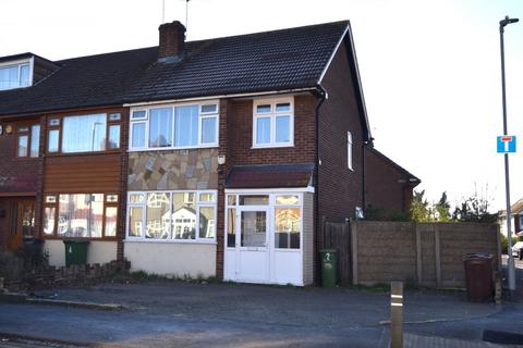 3 bedroom end of terrace house to rent, Broomfield Road Romford RM6