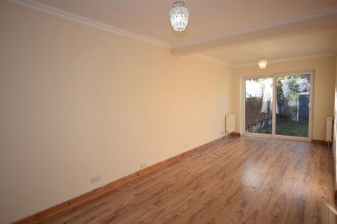 3 bedroom end of terrace house to rent, Broomfield Road Romford RM6