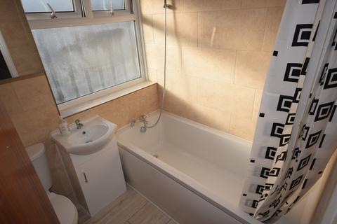 3 bedroom end of terrace house to rent, Broomfield Road Romford RM6