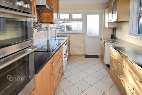 3 bedroom end of terrace house to rent, Broomfield Road Romford RM6