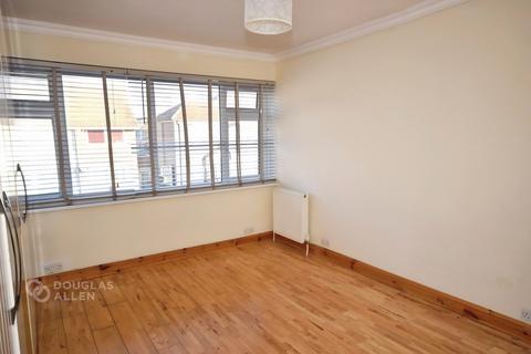 3 bedroom end of terrace house to rent, Broomfield Road Romford RM6