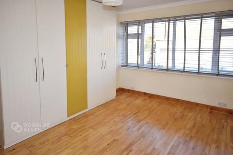 3 bedroom end of terrace house to rent, Broomfield Road Romford RM6