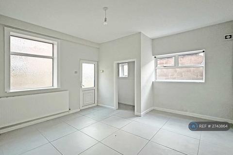 1 bedroom flat to rent, Park Road South, Newton-Le-Willows, WA12
