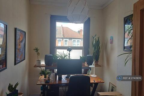 2 bedroom maisonette to rent, Brownhill Road, London, SE6