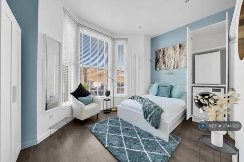 1 bedroom in a flat share to rent, Oakfield Road, London, SE20
