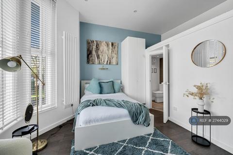1 bedroom in a flat share to rent, Oakfield Road, London, SE20
